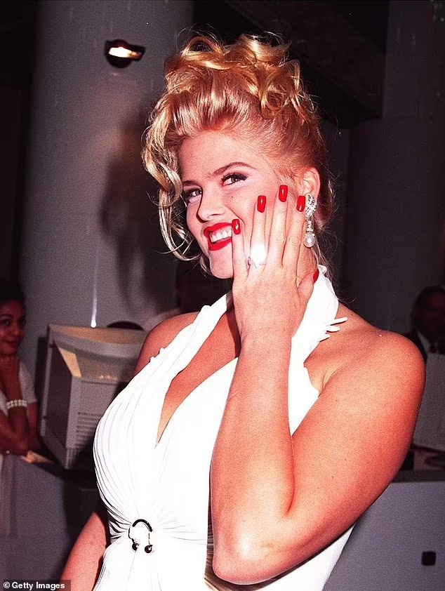 Lily James dong vai sieu mau Anna-Nicole Smith anh 3