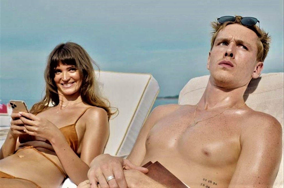 Dang sau bo phim gay soc ve gioi sieu giau thang Canh Co Vang hinh anh