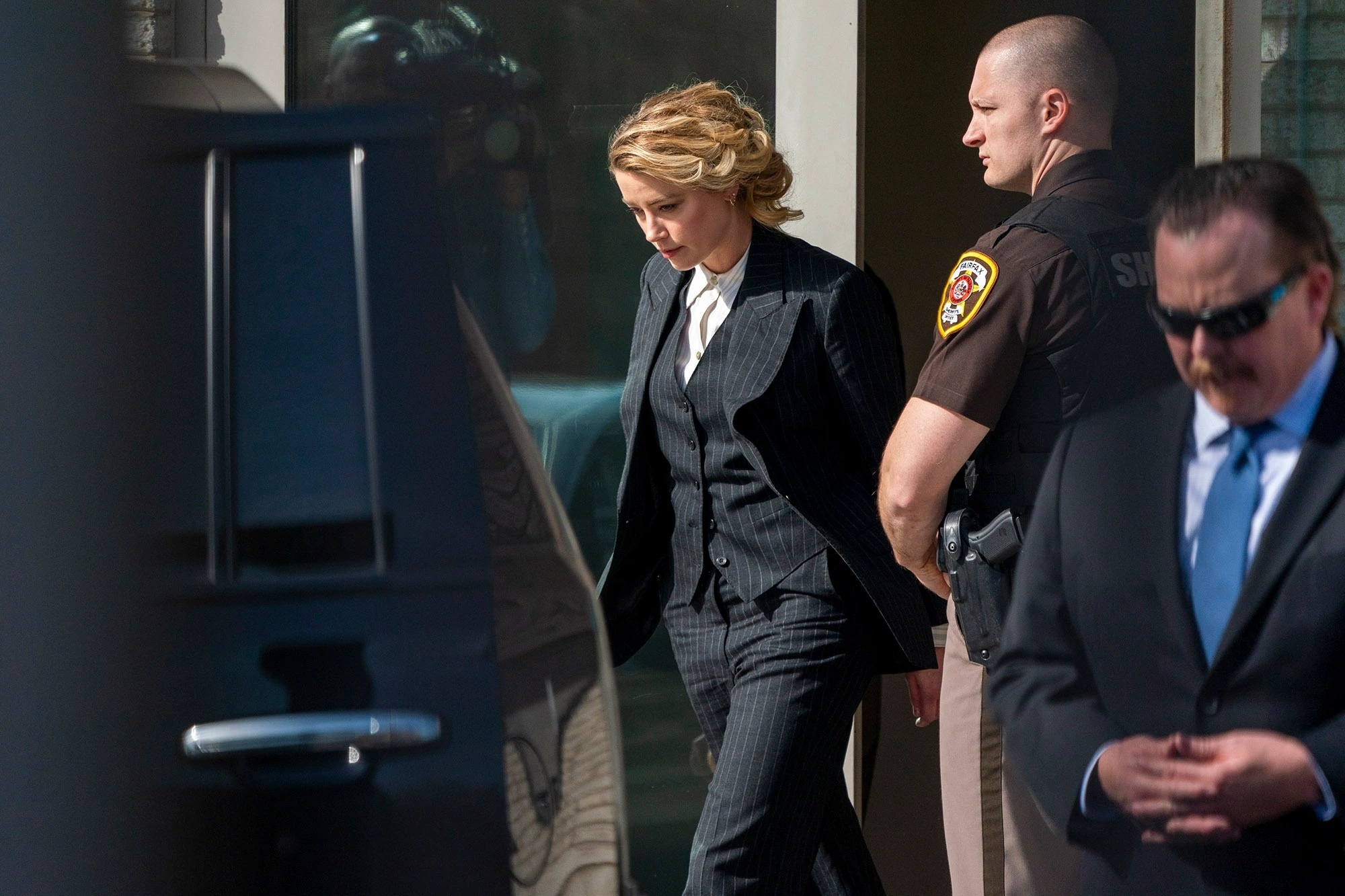 Phien toa cua Johnny Depp va Amber Heard gay bao anh 3