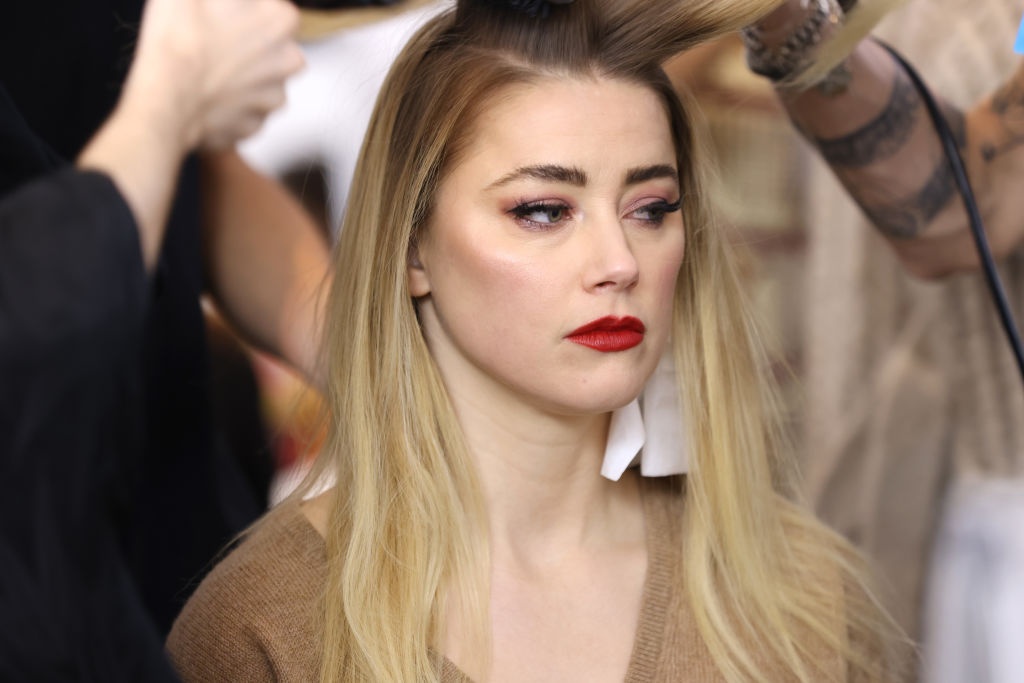 Amber Heard duoc cau hon sau khi thua kien hinh anh
