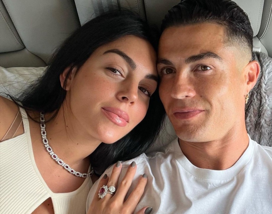 Tai sao Amber Heard va Ronaldo deu giau bo me ruot cua cac con? hinh anh