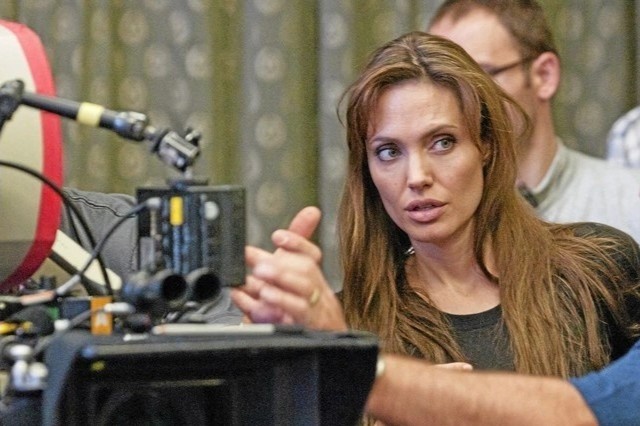 Angelina Jolie tro lai vai tro dao dien hinh anh