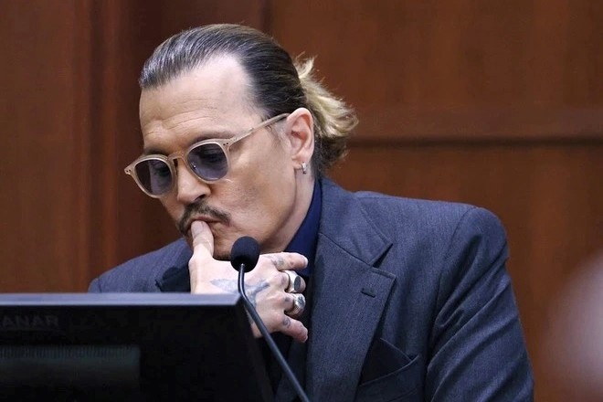 Johnny Depp giam suc hut hinh anh