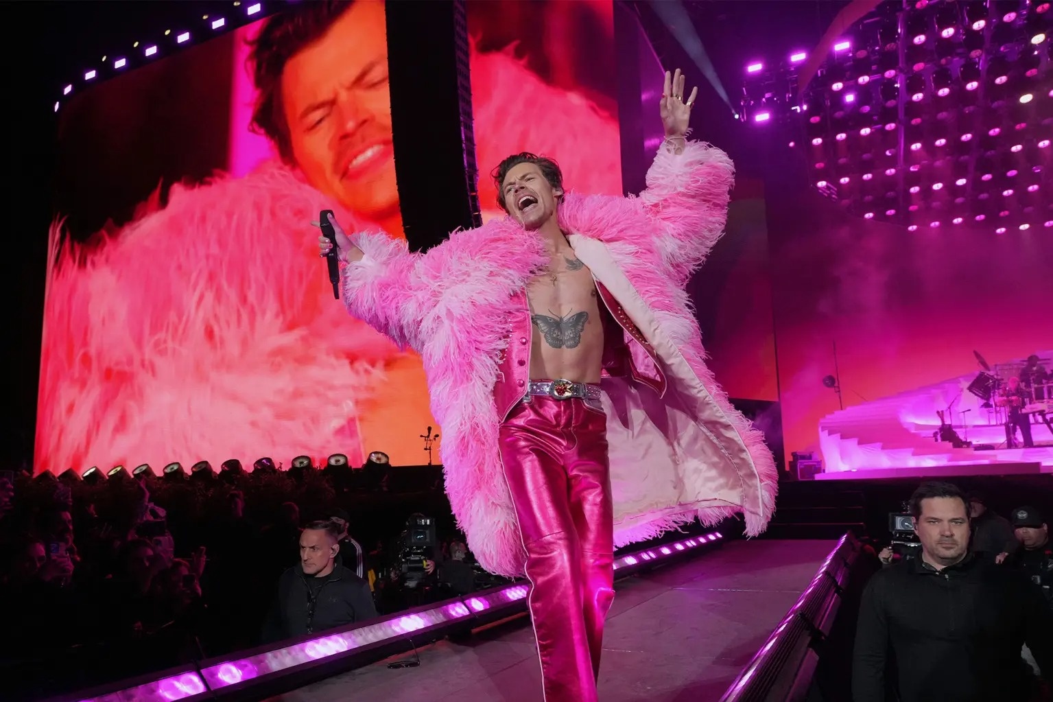khoảnh khắc kinh hoàng trong đêm nhạc của Harry Styles ảnh 2 khoanh khac kinh hoang trong dem nhac cua Harry Styles anh 2