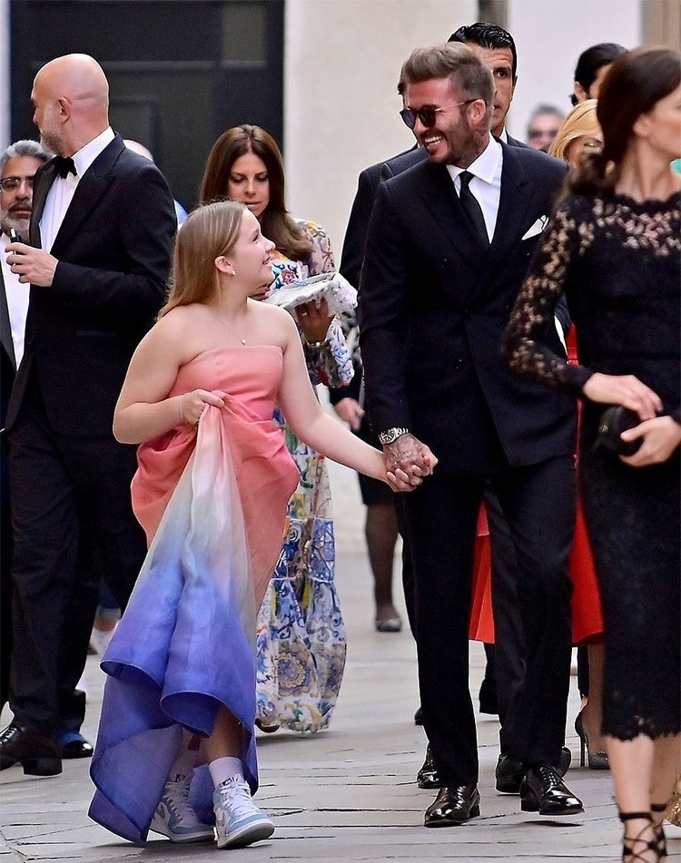 Harper mac do hieu du tiec cung Beckham anh 1