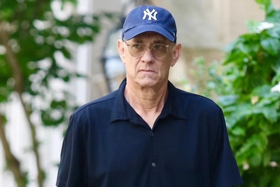 Tom Hanks gay roc, buoc di run ray hinh anh