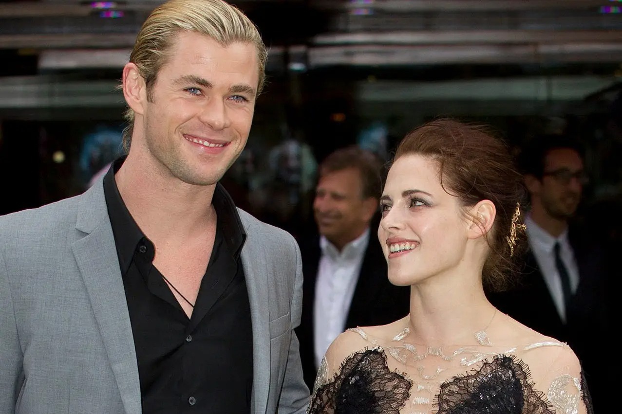 Kristen Stewart tung dam phai mat Chris Hemsworth hinh anh