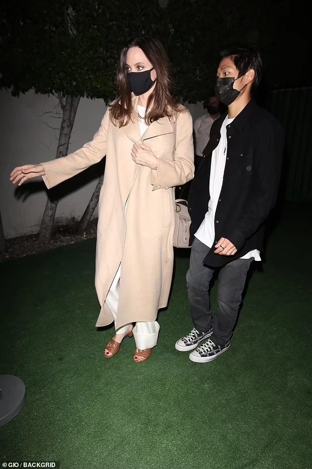 Pax Thien xuat hien cung me tren phim truong anh 2