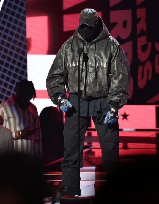 Kanye West trum kin mat tren san khau anh 2