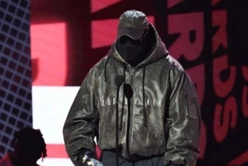 Kanye West trum kin mat hinh anh