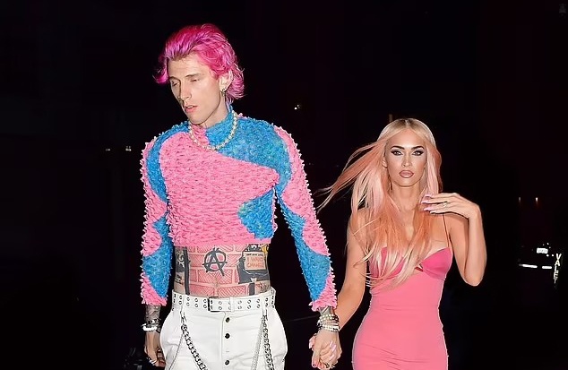 Megan Fox trong tao hinh bup be Barbie hinh anh