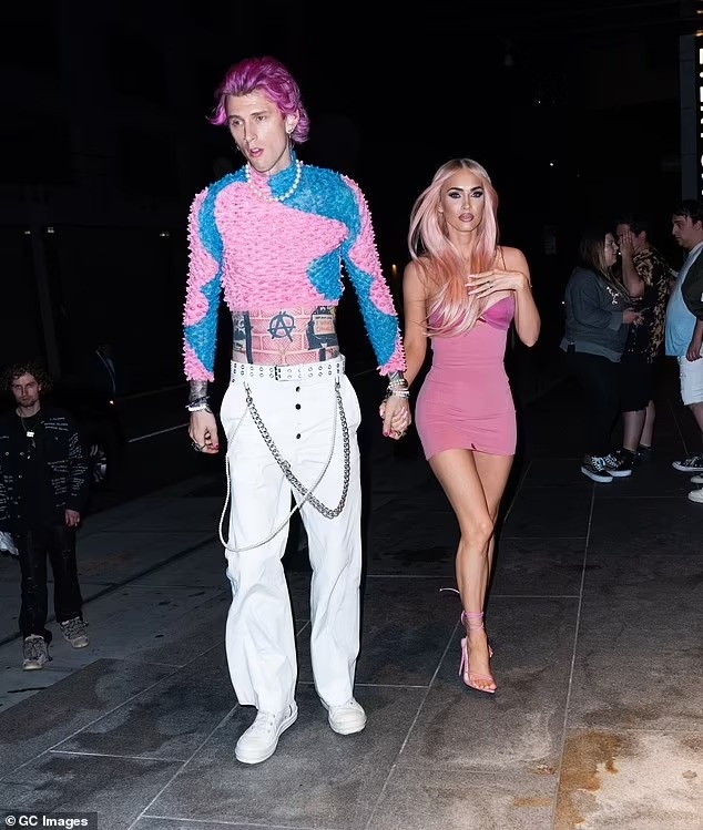 Megan Fox va hon phu mac ky quac anh 1