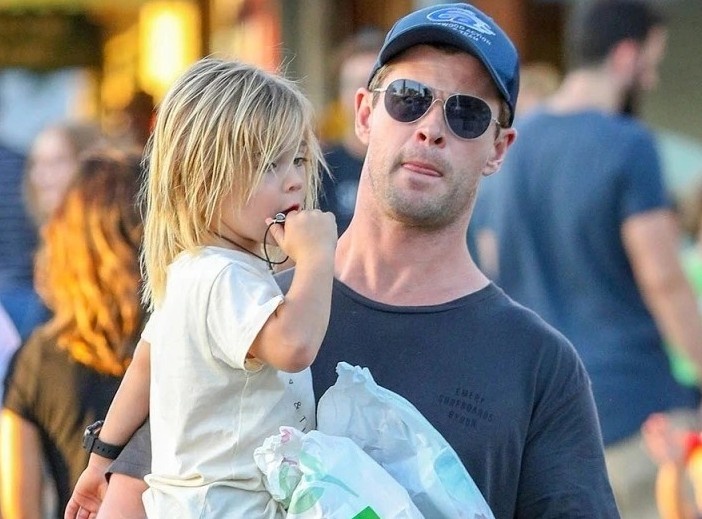 Chris Hemsworth phai tron sau goc cay khi don con hinh anh