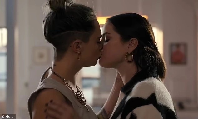 Cara Delevingne de nguc tran tren bia tap chi anh 2