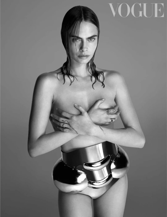 Cara Delevingne de nguc tran tren bia tap chi anh 1