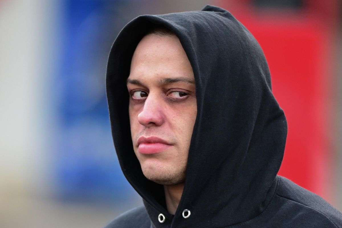 Vi sao Kim Kardashian va nhieu sao nu hang A lai si me Pete Davidson hinh anh