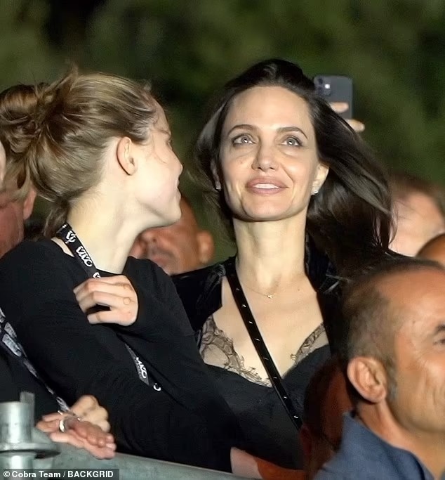 Con gái Angelina Jolie cao lớn ở tuổi 16 ảnh 2 Con gai Angelina Jolie cao lon o tuoi 16 anh 2