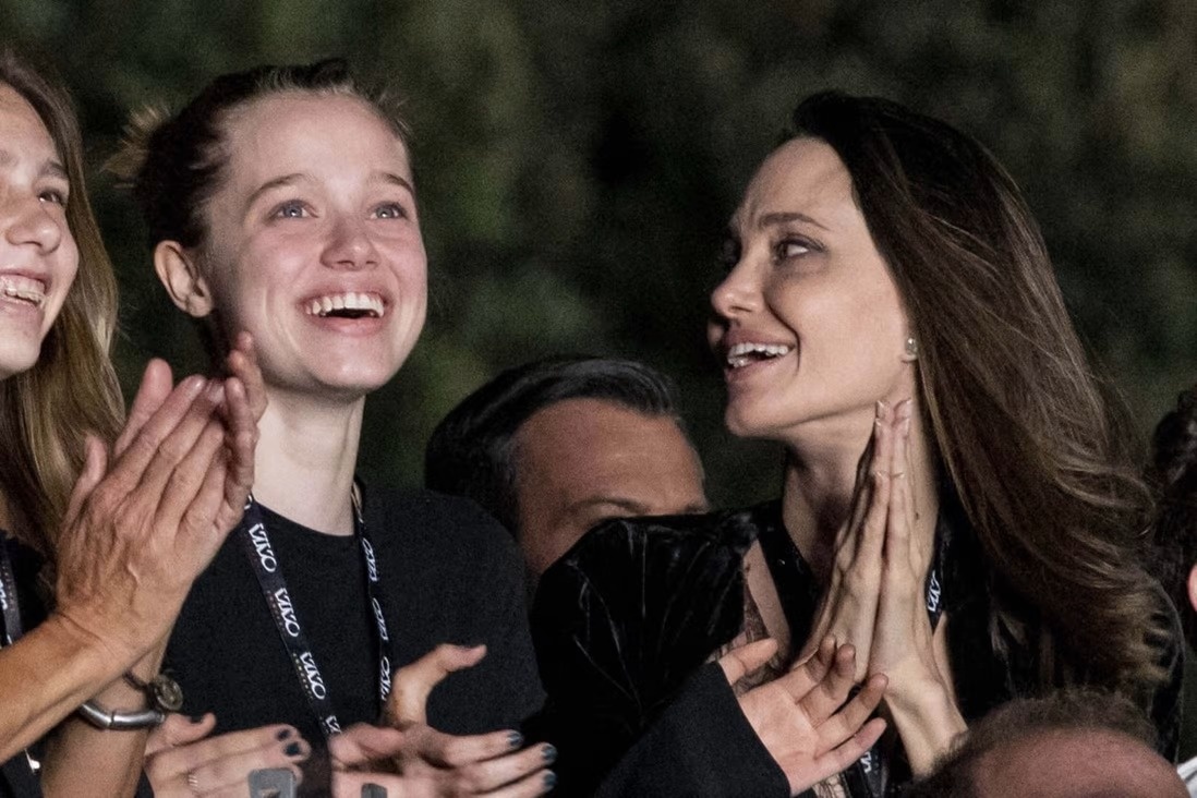 Angelina Jolie va con gai Shiloh bi cho la cang thang, bat hoa hinh anh