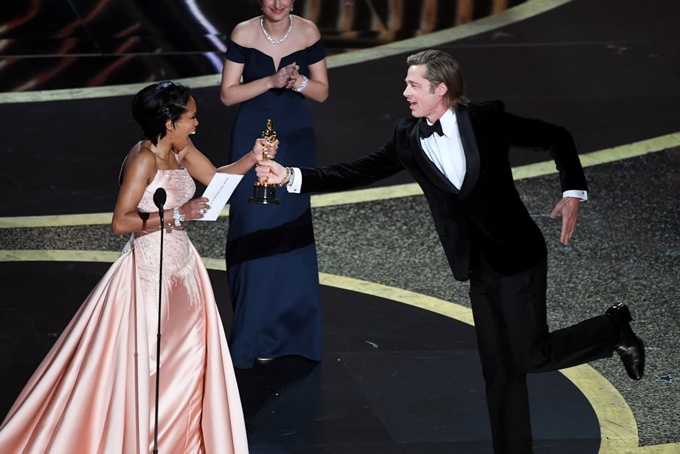 Khoanh khac cac ngoi sao len nhan tuong vang Oscar 2020 hinh anh