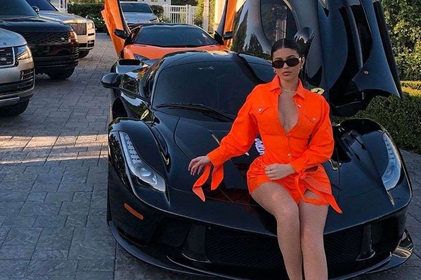 Dan sieu xe va tui hang hieu cua ty phu Kylie Jenner hinh anh