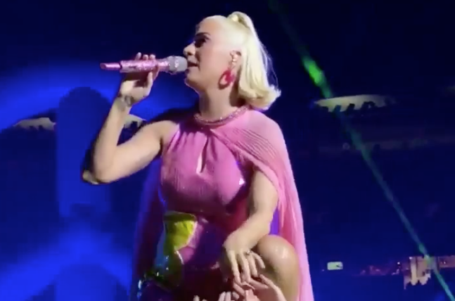 Katy Perry, Billie Eilish gap su co tren san khau hinh anh