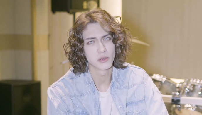 Man trinh dien khien nam ca si bi duoi khoi nhom nhac hinh anh