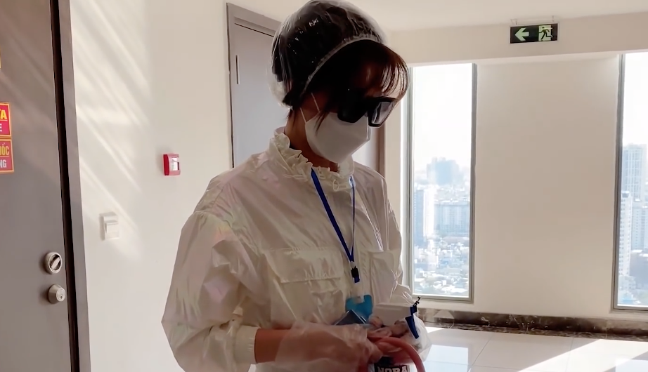 Hari Won mac do bao ho khi tham nha Trinh Thang Binh hinh anh