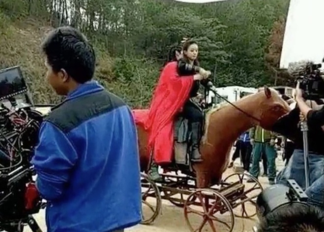 Hau truong canh lai xe, cuoi ngua hai huoc trong phim Trung Quoc hinh anh