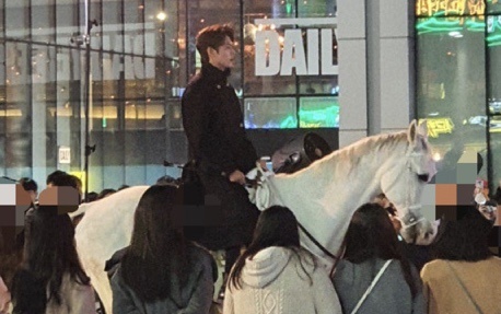 Lee Min Ho cuoi ngua tren pho hinh anh