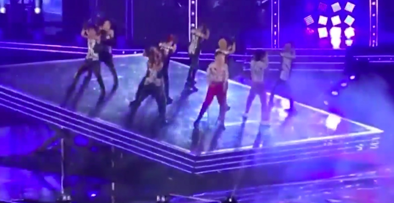 Man trinh dien an tuong tren san khau nghieng cua DBSK hinh anh