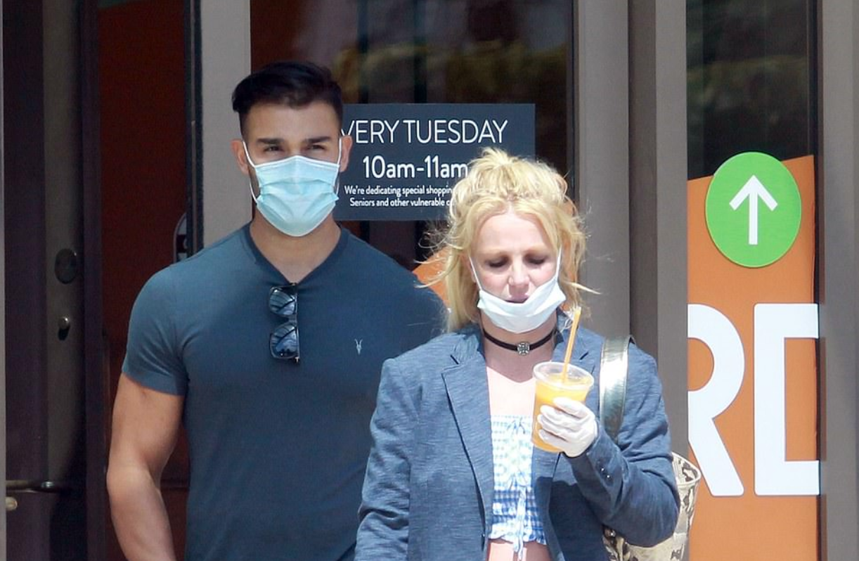Britney Spears xuat hien ben canh ban trai kem 13 tuoi hinh anh