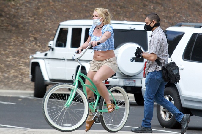 Britney Spears xuất hiện bên cạnh bạn trai kém 13 tuổi ảnh 3 Britney Spears xuat hien ben canh ban trai kem 13 tuoi anh 3