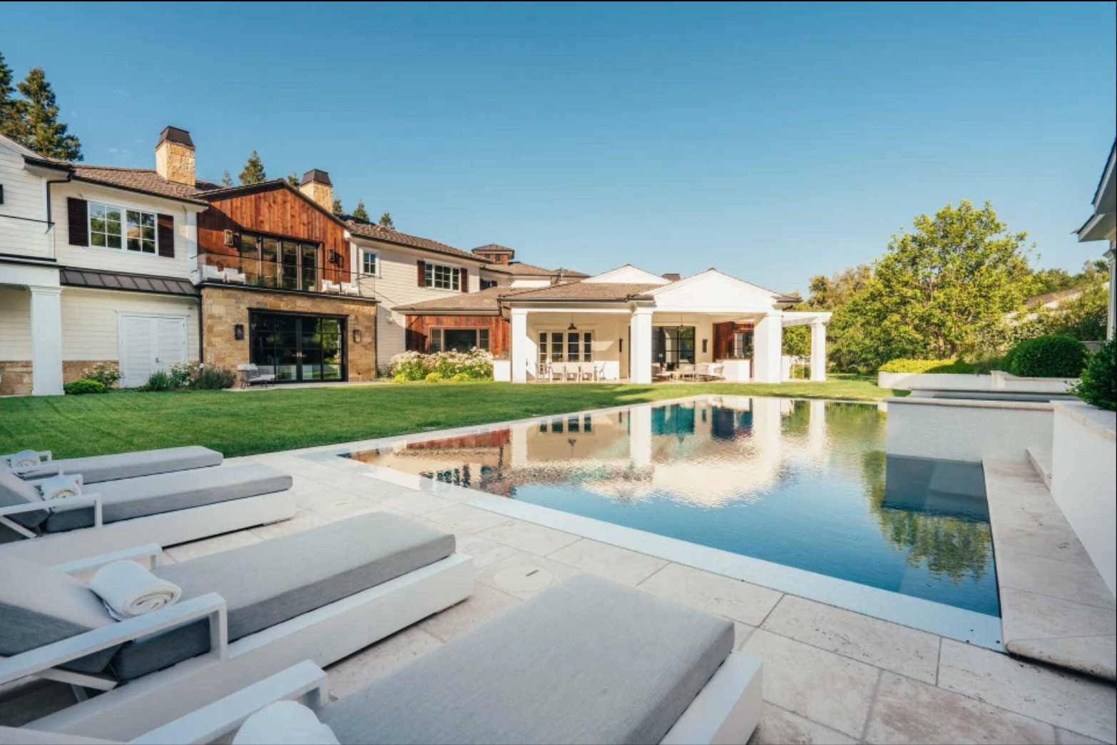 Ben trong biet thu tri gia 25 trieu USD cua The Weeknd anh 2