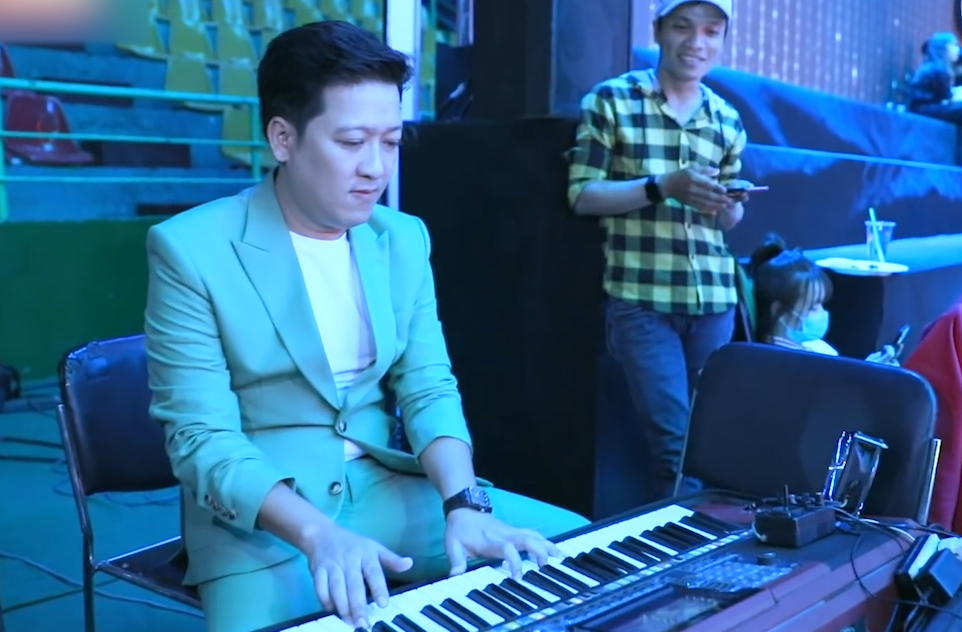 Truong Giang ngau hung choi dan hinh anh