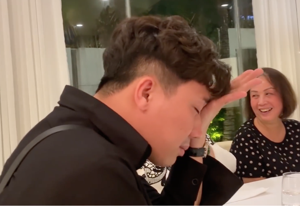 Tran Thanh bat khoc, song ca cai luong ben NSND Ngoc Giau hinh anh