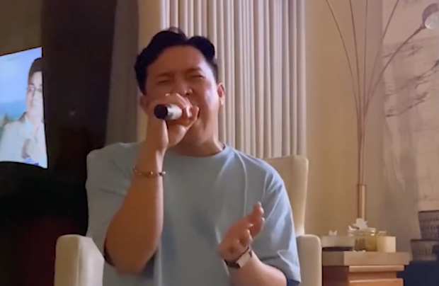 Tran Thanh cover ‘Hoa no khong mau’ hinh anh