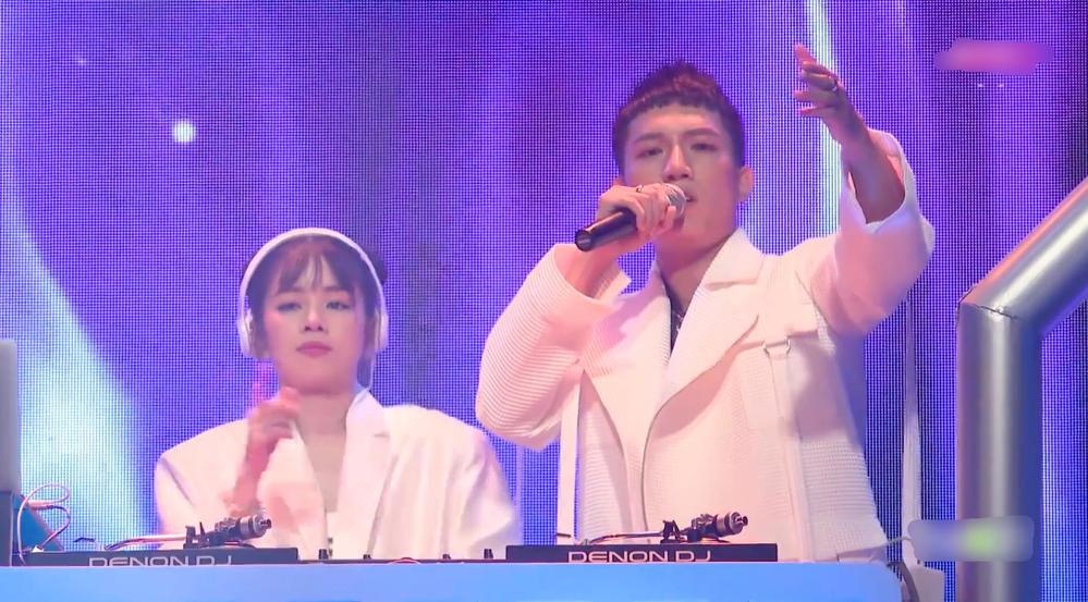 Anh Tu hat 'Doi mat', 'Chiec khan gio am' o Rap Viet hinh anh