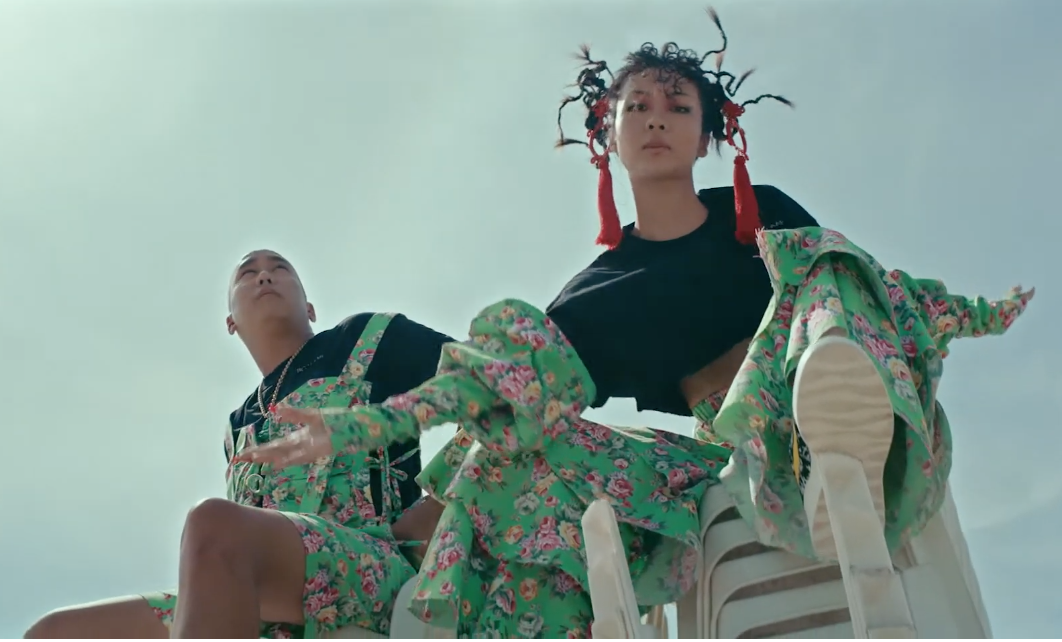 Suboi ket hop cung chong trong MV moi hinh anh