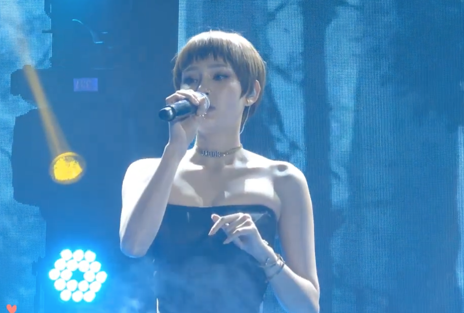 Hien Ho lan dau hat live 'Gap nhung khong o lai' hinh anh