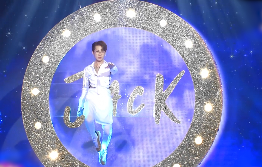 Jack treo nguoi tren khong khi trinh dien hinh anh