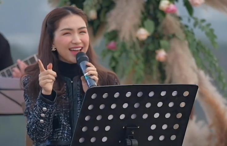 Hoa Minzy hat live 'Dong xanh' hinh anh