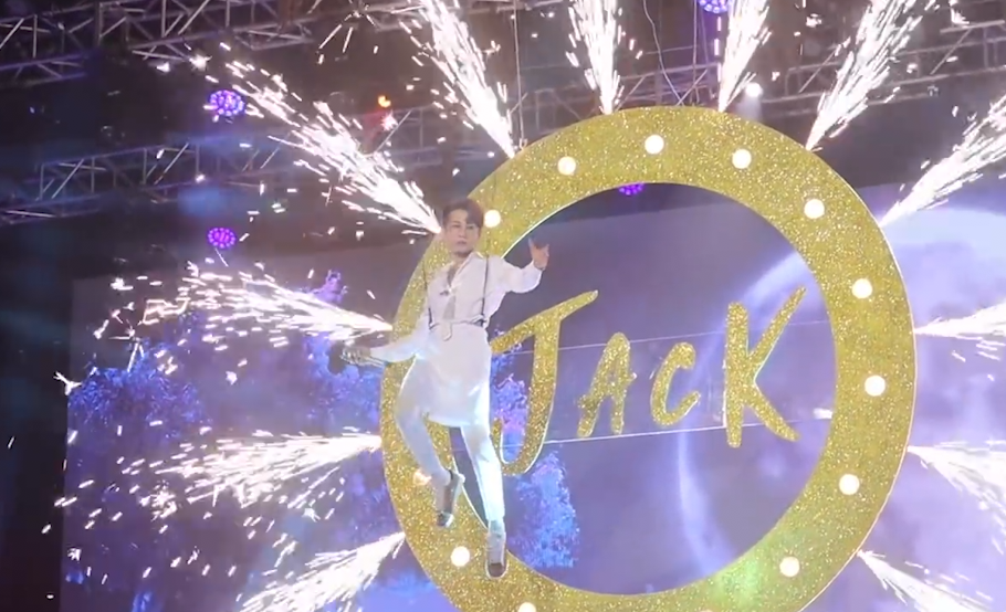 Hau truong man treo nguoi tren khong cua Jack hinh anh