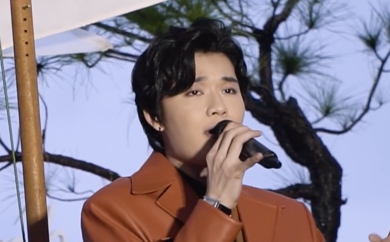 Quang Trung hat live ‘Vung troi binh yen’ hinh anh