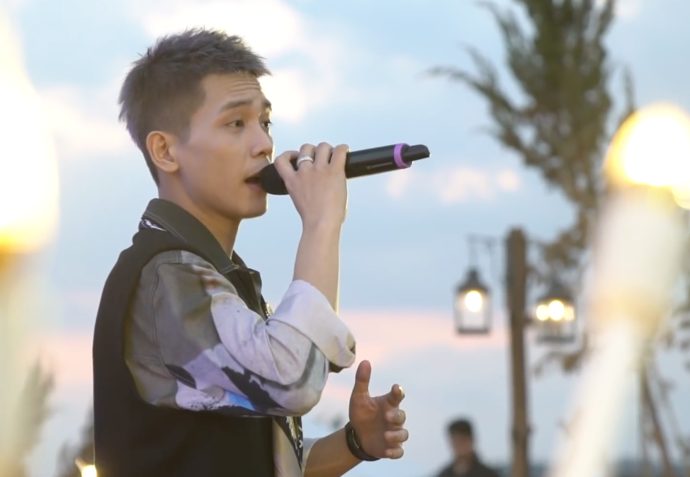 Giong hat live cua Quan A.P hinh anh