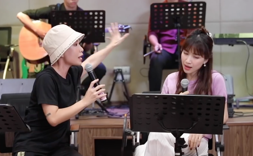 Hoa Minzy cang thang khi luyen tap cung Uyen Linh hinh anh