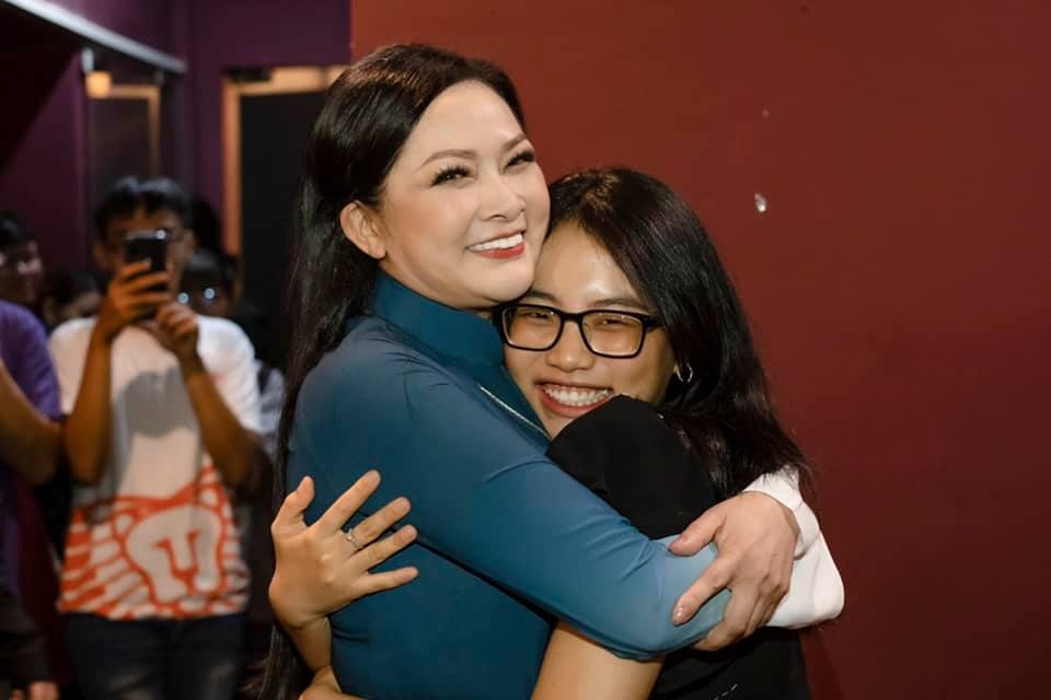 Phuong My Chi xuc dong khi gap lai danh ca Nhu Quynh hinh anh