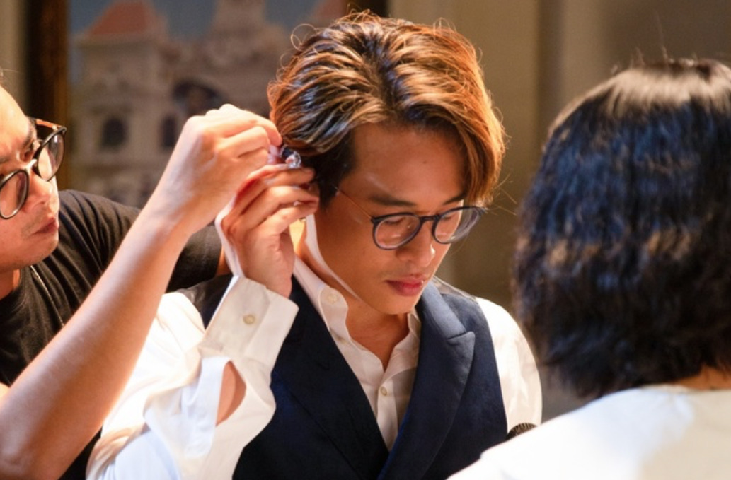 Ha Anh Tuan quen loi khi dang hat hinh anh