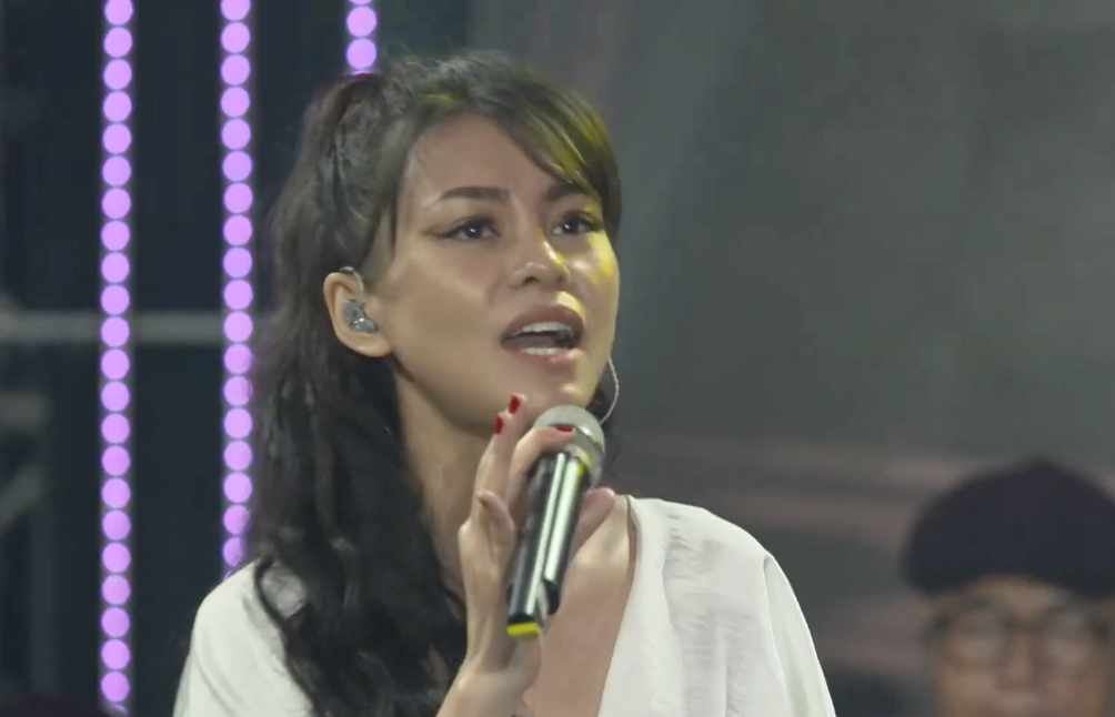 Bui Lan Huong hat live 'Con tuoi nao cho em' hinh anh