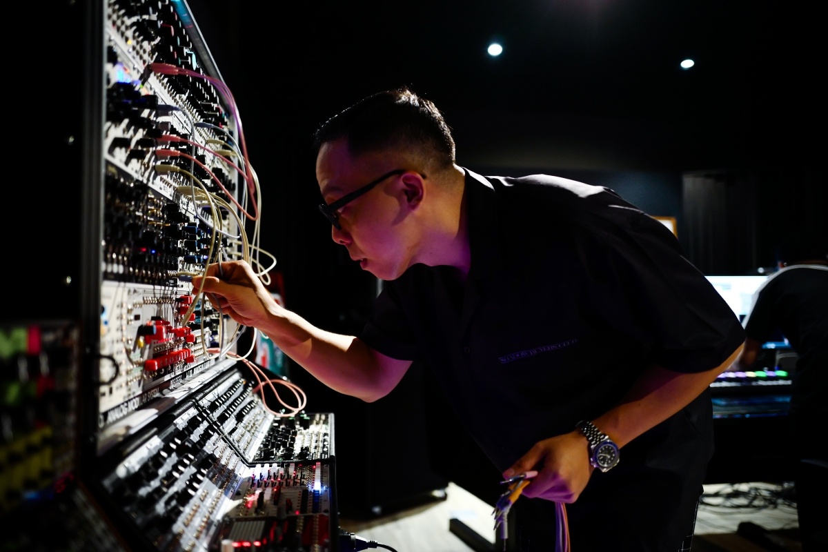 Ben trong phong thu cua Hoang Touliver hinh anh