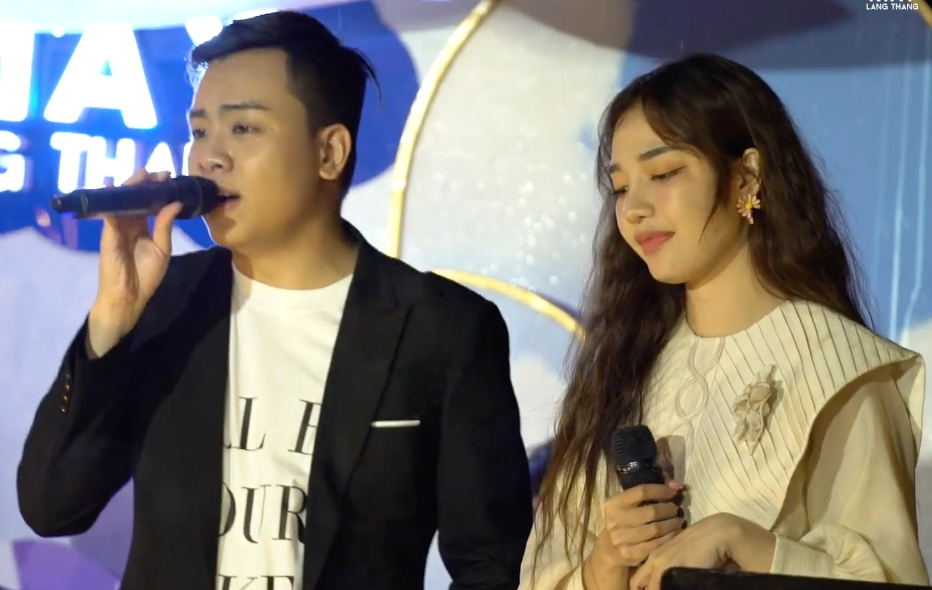Hua Kim Tuyen, Hoang Duyen hat live 'Sai Gon dau long qua' hinh anh